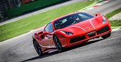 Ferrari 488 GTB in der Boxengasse des Autodromo Imola bereit für die Rennstrecke