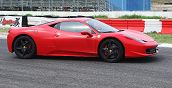 Ferrari fahren auf der Rennstrecke in Varano Parma