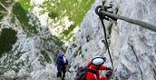 Mit Seilen und Klammern gesicherter Abschnitt am Klettersteig Ottorino Marangoni