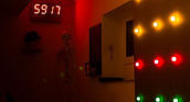 Digitaler Timer zeigt verbleibende Zeit im Escape Room