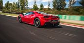 Ferrari 488 GTB auf der Rennstrecke in Varano beim Kindererlebnis