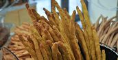 Handgemachte Grissini serviert mit piemontesischem Wein während einer Street-Food-Tour in Turin