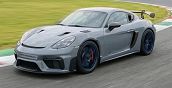 Fahrer im Porsche 718 Cayman GT4 RS auf der Rennstrecke