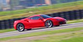 Rennbahntraining am Steuer des roten Ferrari 488 GTB auf der Rennstrecke Arese in Italien