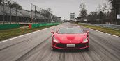 Ein roter Ferrari F8 Tributo am Limit in den Kurven der Teststrecke Vairano in Italien