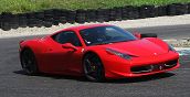 Ferrari fahren auf der Rennstrecke in Varano