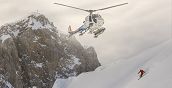 Spektakuläre Luftaufnahme des Valluga-Gipfels bei einem Helikopterflug in der Arlberg-Region