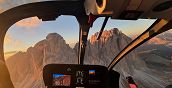 Innenansicht Helikopterkabine Dolomitenflug: Pilot und Passagierblick