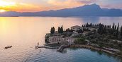 Exklusiver hubschrauberflug über den Gardasee