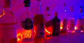  Stylische Iglu-Bar im Schneedorf mit Schneetheke und stimmungsvoller Beleuchtung