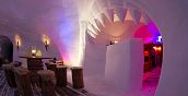  Iglu-Restaurant in Tirol mit festlich gedeckten Tischen und Schneeambiente