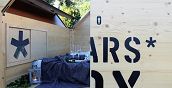 Gemütlicher Innenraum der StarsBox mit Doppelbett und hochwertiger Bettwäsche
