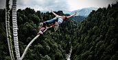 Absprung beim Lingenau Bungee aus 106 Metern Hoehe