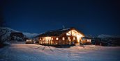 Typische Berghütte in den verschneiten Piemontesischen Alpen
