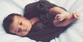 Inniger Moment beim Babyshooting Wien mit Kuscheldecke