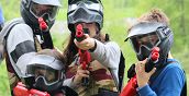 Jungenmannschaft bei einem Paintballspiel für Jugendliche