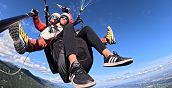 Tandem-Gleitschirmflug für Passagiere am Monte Grappa in Italien.