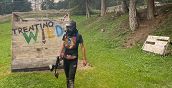 Ein Team von Jugendlichen in Aktion bei einem Paintball-Spiel