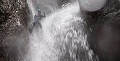 Seilpassage entlang eines Wasserfalls beim Canyoning im Val di Sole