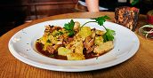 Traditionelles Tiroler Gericht: Gröstl mit Speck und Kartoffeln.