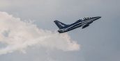 Ein L-39 Albatros-Kampfflugzeug in Aosta fliegen