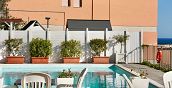 Außenpool und Solarium-Bereich mit Meerblick im Residence Felice in Celle Ligure