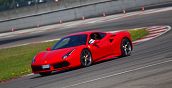 Ferrari 488 GTB beschleunigt auf der Zielgeraden in Jesolo, das ideale Geschenk für Motorsportfans