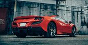 Ein Ferrari F8 Tributo beschleunigt auf der Zielgeraden in Mailand, das ideale Geschenk für Motorsportfans