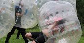 Spektakulärer Zusammenstoß zwischen zwei Bubble Fußball-Spielern