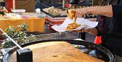 Knusprige Socca de Provence serviert auf einem Platz in Cannes