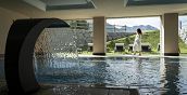Innenpool im Spa-Bereich des Hotel Lac Salin mit Bergblick durch große Fenster