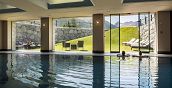 Panorama-Pool im Spa-Bereich des Hotel Lac Salin mit Blick auf die Berge von Livigno