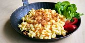 Tiroler Spätzle mit geschmolzenem Käse und knusprigen Zwiebeln