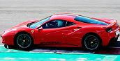 Die Frontansicht des Fahrzeugs nach dem Rennrunden buchen Ferrari 488 Vairano auf der Strecke