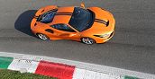 Ferrari F8 Tributo rast mit Höchstgeschwindigkeit über Start-Ziel nach dem Rennrunden buchen in Vairano