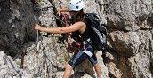 Klettern auf der exponierten Route des Monte Albano