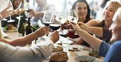 Piemontesischer Wein während einer Street-Food-Tour in Turin verkostet