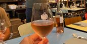 Ein Glas Wein aus der Provence, serviert mit lokalen Gerichten