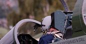 L-39 Albatros Kampfflugzeug im Flug über den Alpen