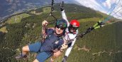 Erfahrener Pilot führt einen Tandem-Paragliding-Flug über Meran