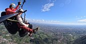 Gleitschirmfliegen in Borso del Grappa mit Panoramablick auf die venezianische Ebene.