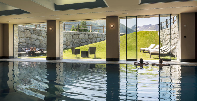 Panorama-Pool im Spa-Bereich des Hotel Lac Salin mit Blick auf die Berge von Livigno