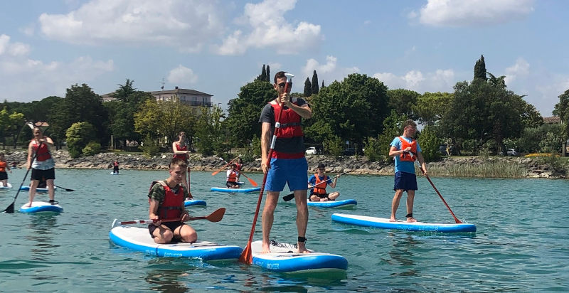 Geführte SUP-Tour mit Gruppe bei der Erkundung von Punta San Vigilio
