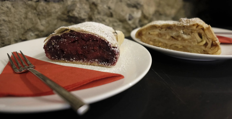 Warmer Apfel- und Kirsch-Strudel in Innsbruck