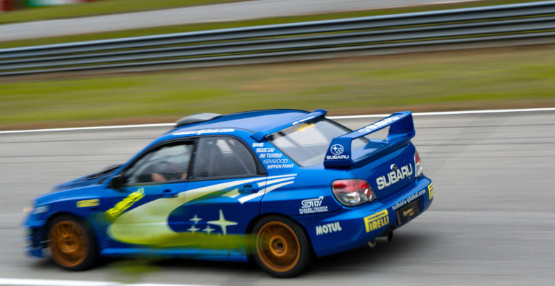 Subaru Impreza in Aktion auf der Rennstrecke von Busca bei Cuneo