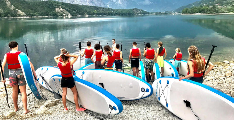 SUP-Boards startklar am Ufer für die Tour auf dem Gardasee