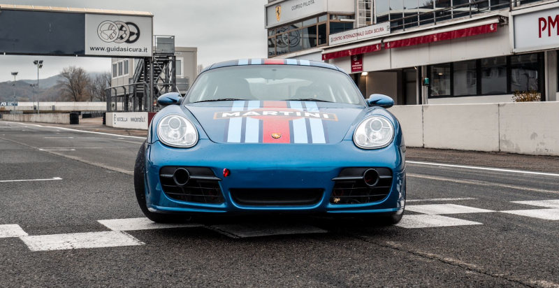 Sportwagen Porsche auf der Rennstrecke in Busca Cuneo – aufregende Runden