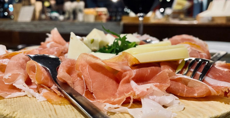 Platte mit typischen piemontesischen Produkten, serviert mit einem traditionellen Cocktail