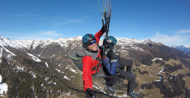 Paragleiting-Erlebnis zwischen Himmel und Bergen auf der Schwemmalm