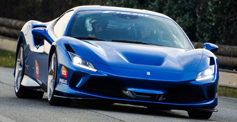 Die Frontansicht des Ferrari F8 Tributo nach dem Buchen der Rennrunden auf der Strecke in Italien
